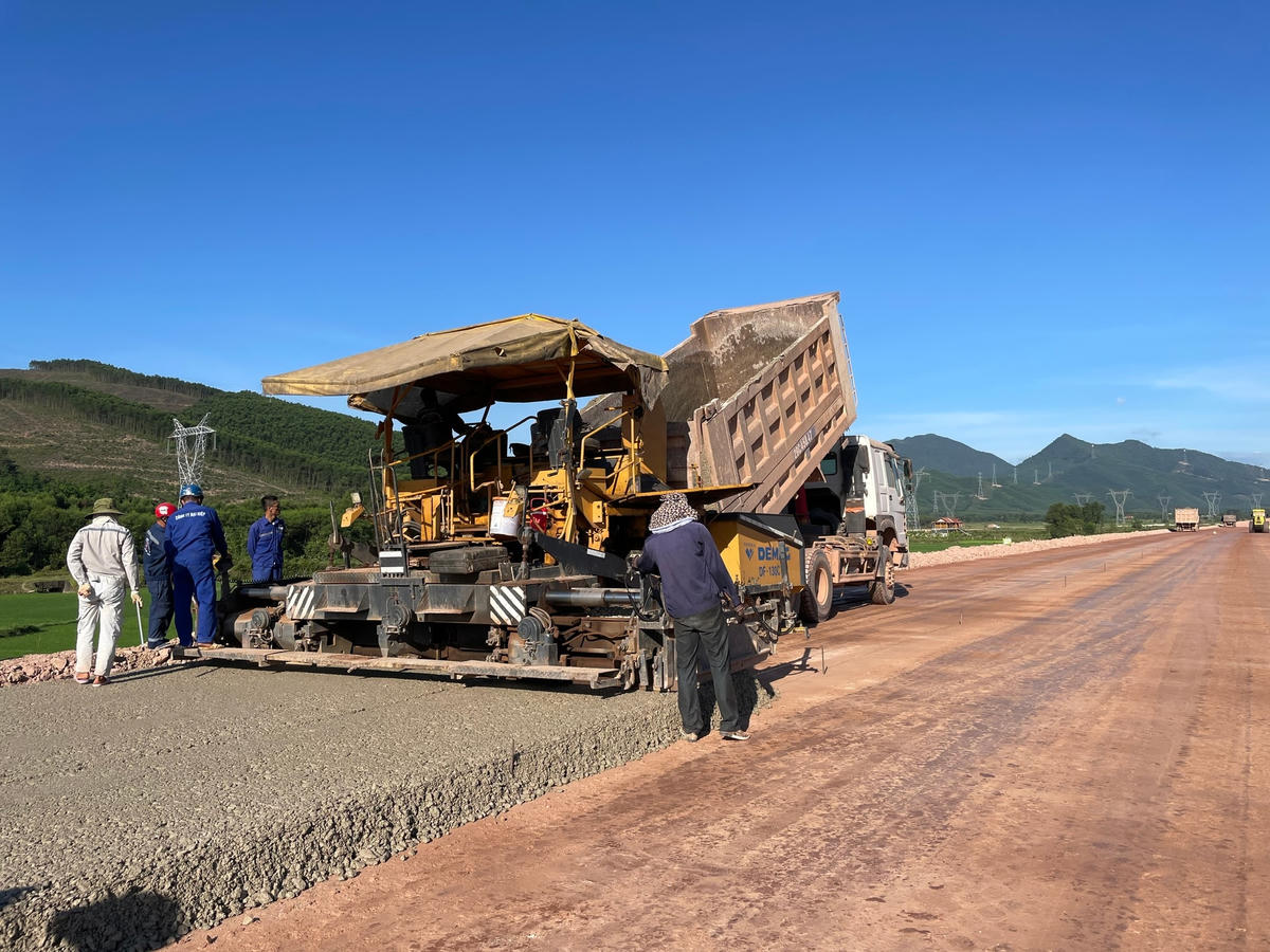 Công nhân không nghỉ lễ mà tập trung thi công công trình cao tốc Cam Lộ - La Sơn để đảm bảo tiến độ của dự án.