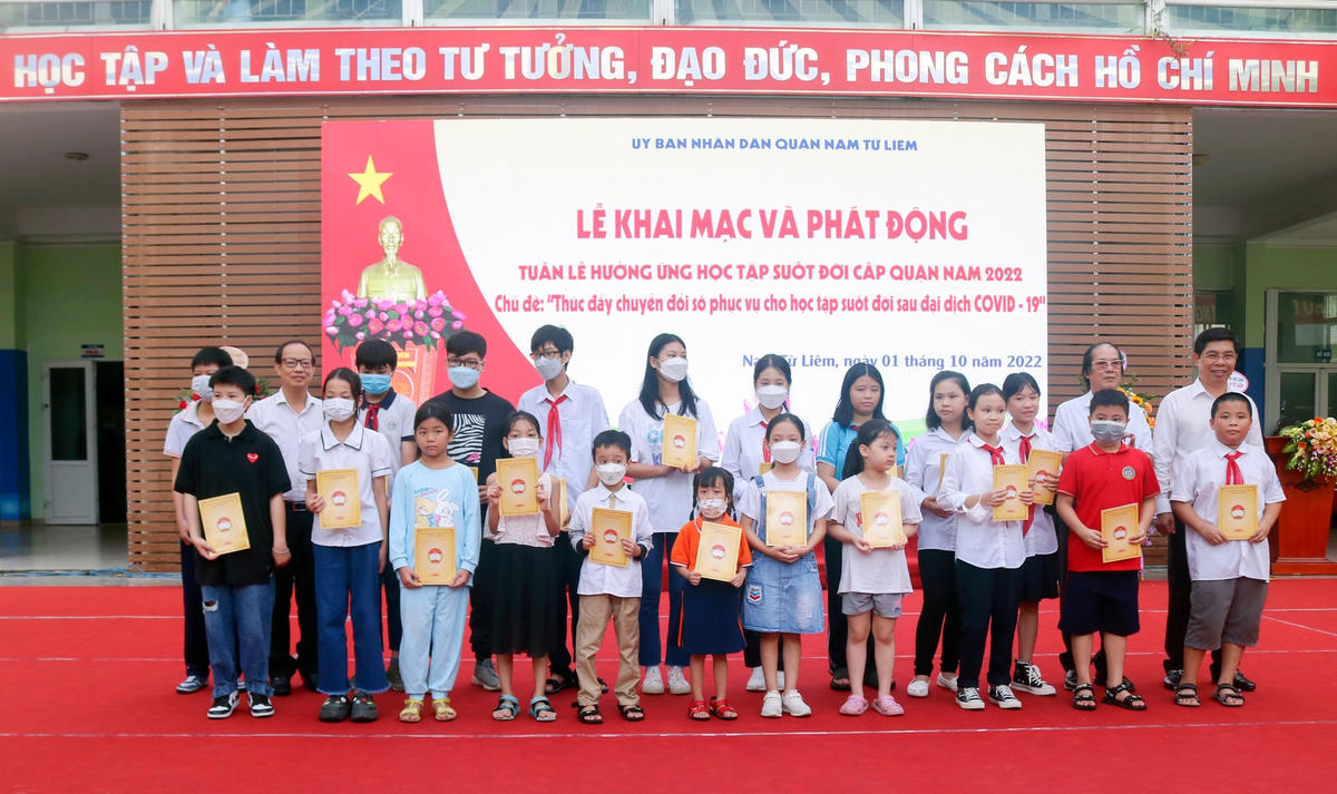 Ban Tổ chức trao quà tặng học sinh của các trường tại Hà Nội đã vượt khó vươn lên trong học tập.