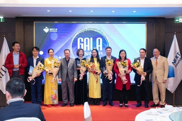 Next-G Foundation trao tặng kỷ niệm chương tri ân các nhà tài trợ.