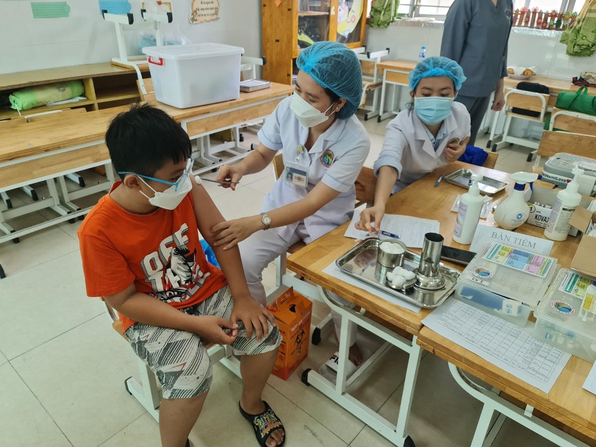 Tiêm vaccine phòng Covid-19 cho trẻ em tại điểm tiêm Trường tiểu học Lê Văn Lương, huyện Nhà Bè (TPHCM) Nguồn: HCDC.