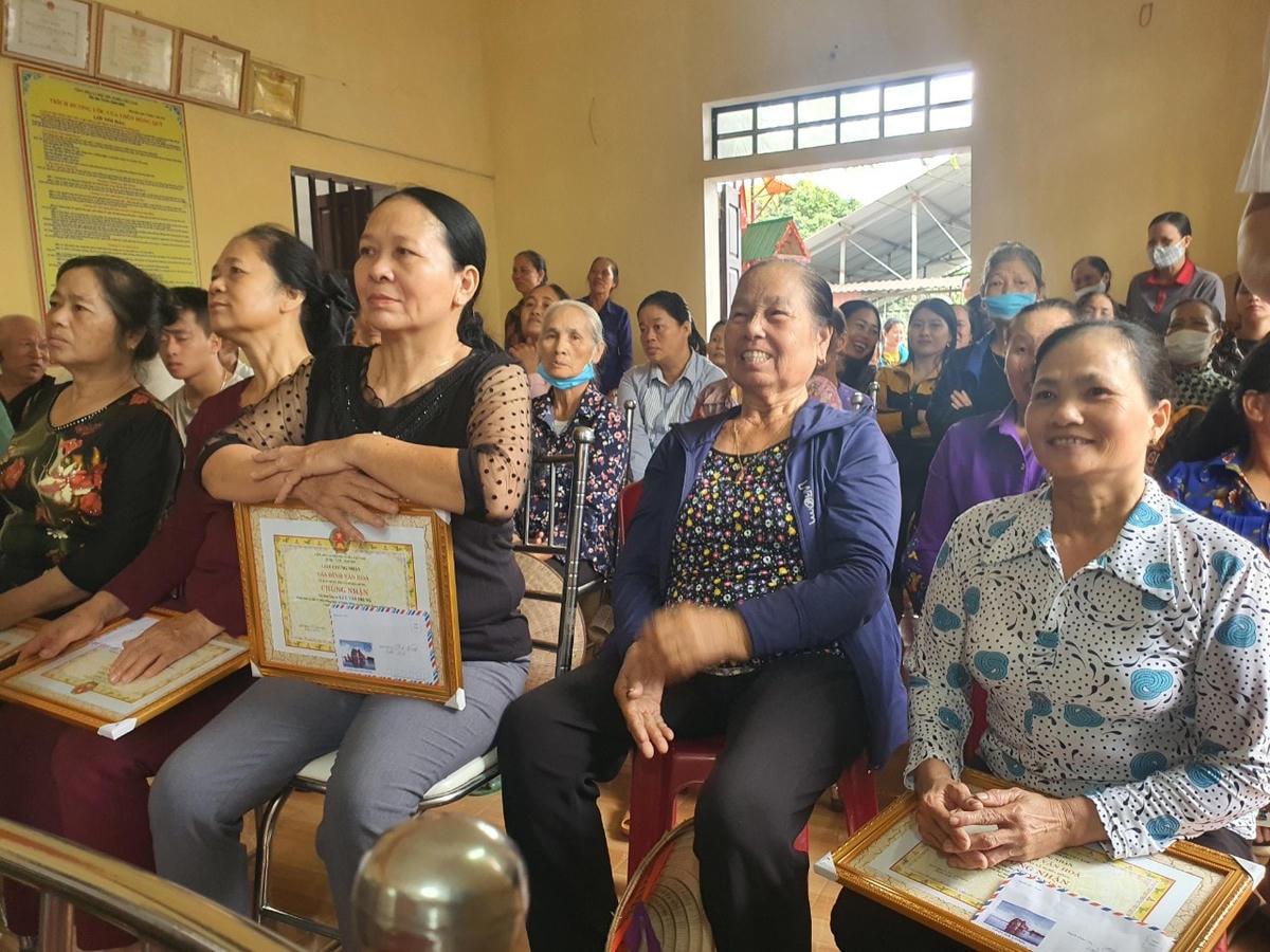 Rất đông người dân trong thôn tới tham dự Ngày hội.