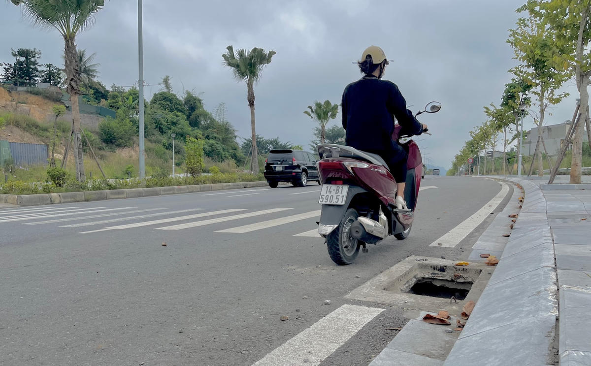 Những chiếc hố ga bị mất nắp chẳng khác nào những chiếc bẫy đối với các phương tiện tham gia giao thông qua tuyến đường này.