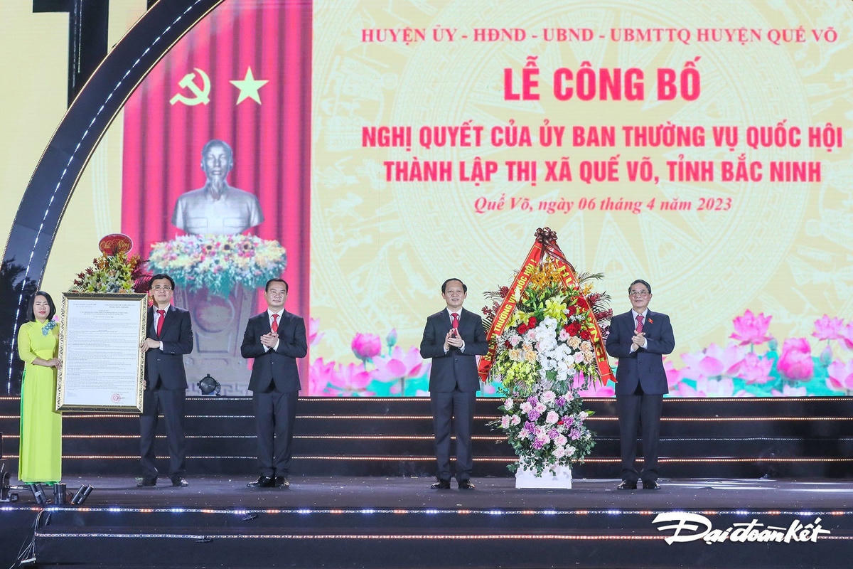 Phó Chủ tịch Quốc hội Nguyễn Đức Hải tặng hoa chúc mừng thị xã Quế Võ. Ảnh: Quang Vinh.