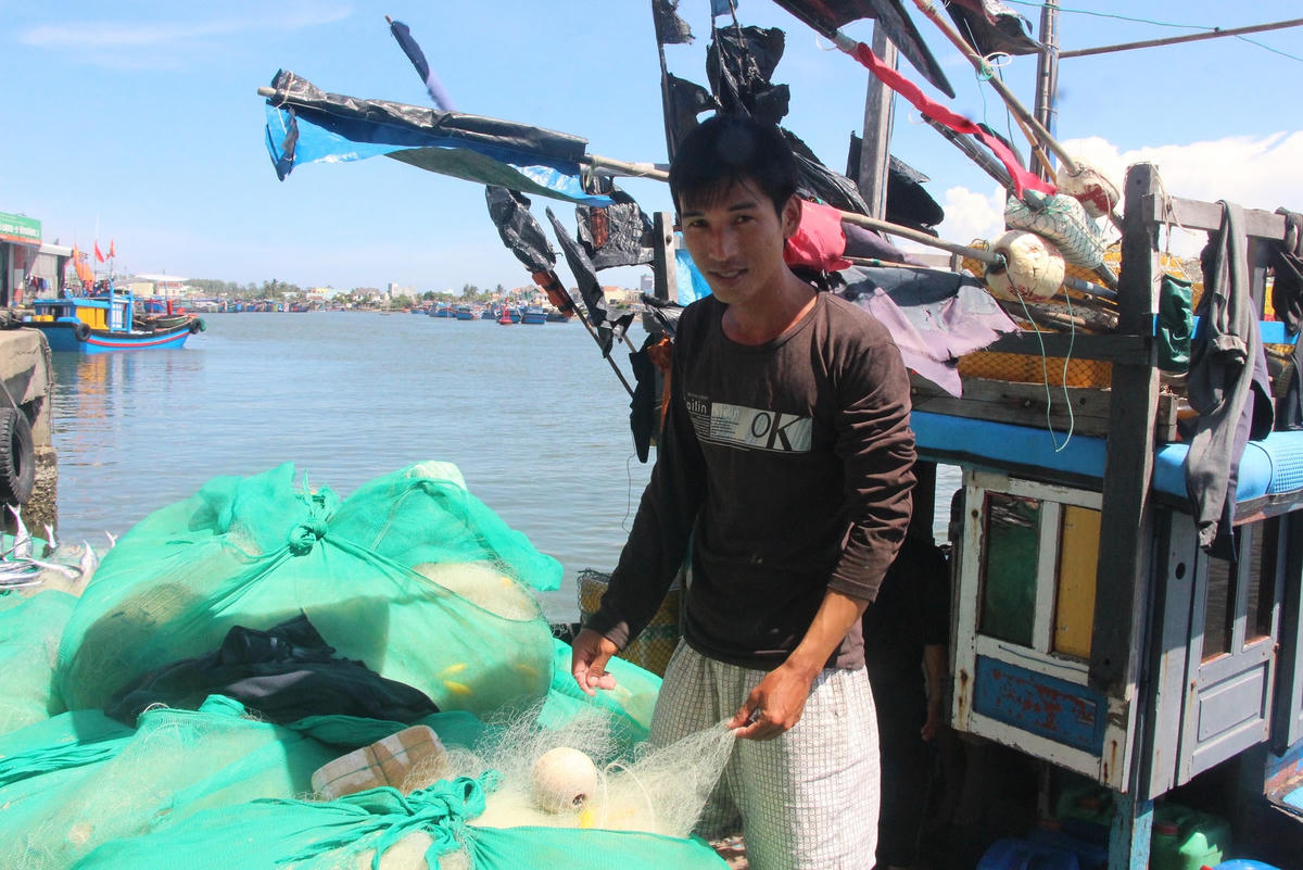 Ngư dân Quảng Ngãi không mặn mà vươn khơi.