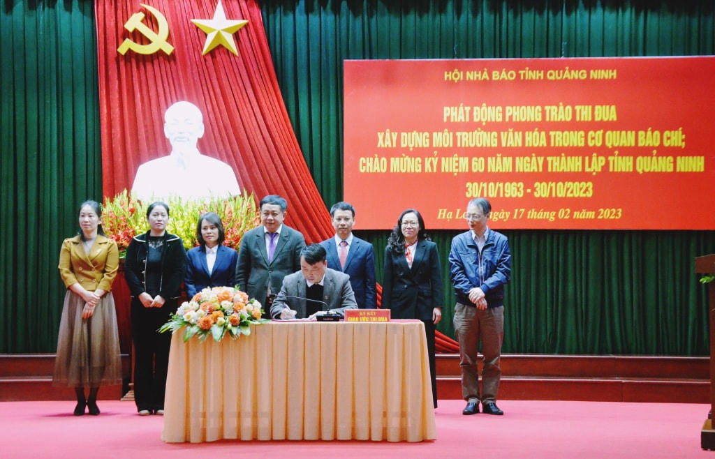 Đại diện các Chi hội, Liên Chi hội nhà báo đã ký giao ước thực hiện phong trào thi đua “Xây dựng môi trường văn hóa trong cơ quan báo chí” và thi đua chào mừng 60 năm ngày thành lập tỉnh Quảng Ninh. Ảnh: QMG.