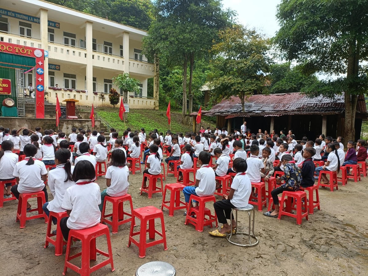 Học sinh trường Tiểu học Bắc Lý, xã Bắc Lý, huyện Kỳ Sơn tham dự lễ khai giảng năm học 2022-2023.