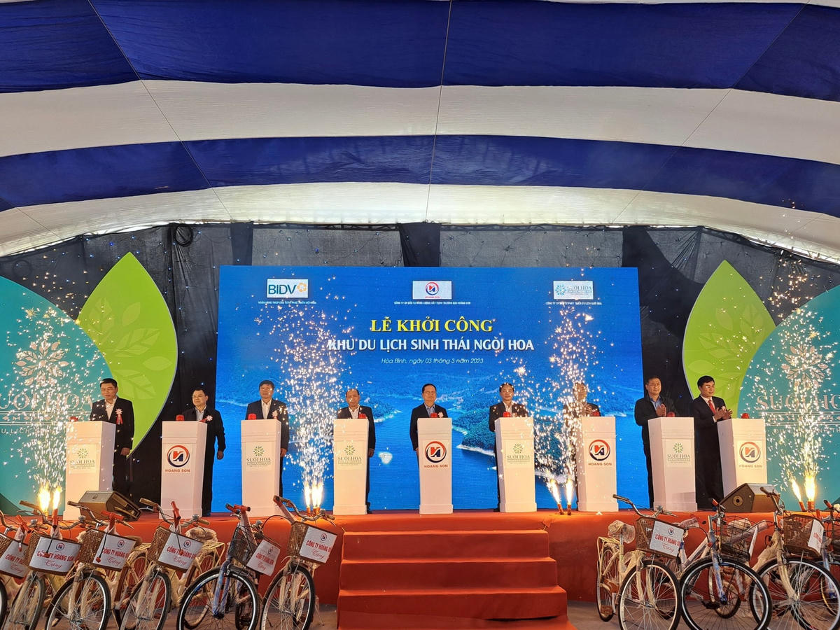 Các đại biểu nhấn nút khởi công dự án Khu du lịch sinh thái Ngòi Hoa.