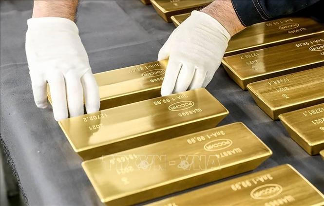 Vàng được trưng bày tại một nhà máy ở Nga. Ảnh tư liệu: TASS/TTXVN.