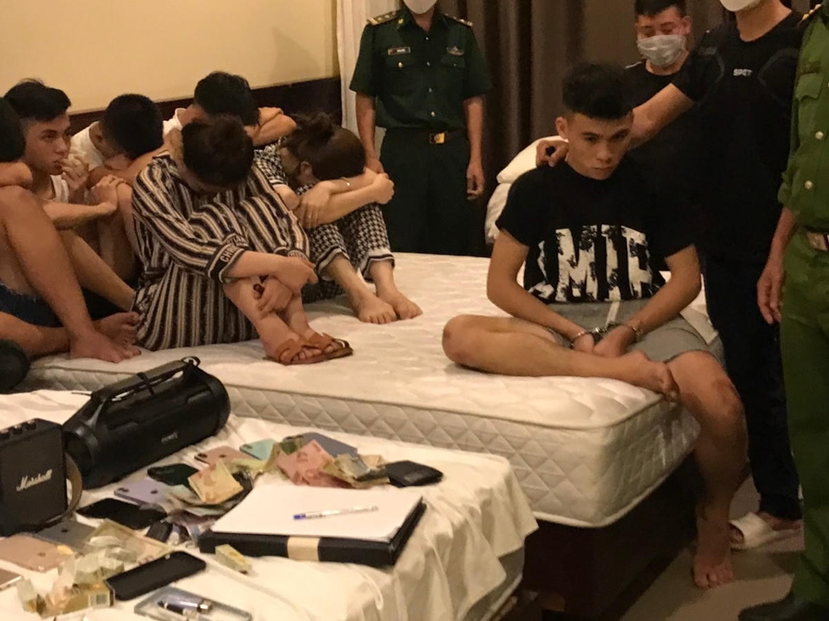 Các đối tượng tại thời điểm bị phát hiện. Ảnh: Công an huyện Phú Lộc.