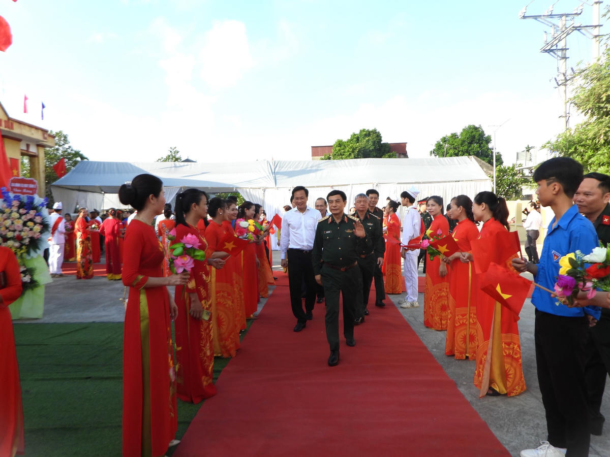 Nhân dân thôn Bình Dân chào mừng Đại tướng Phan Văn Giang về dự Ngày hội.