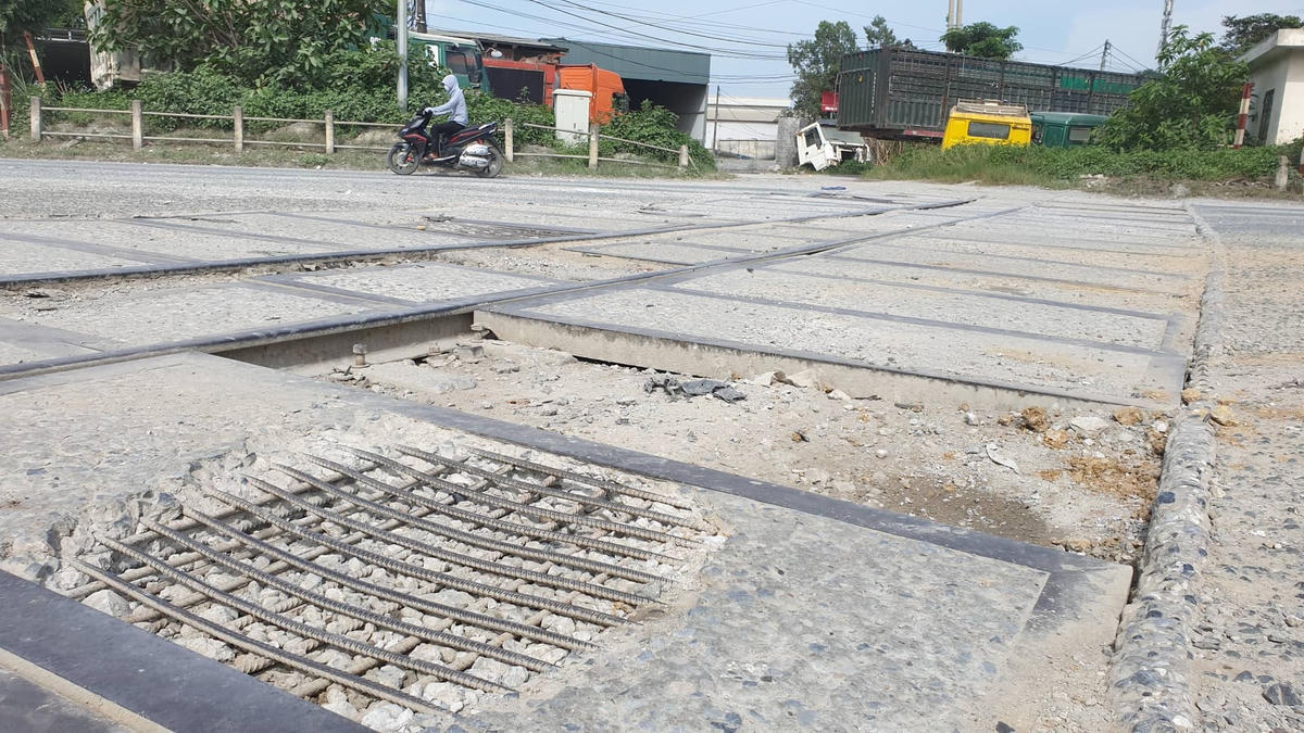 Do xe quá  tải động liên tục nhiều đoạn đường trên QL21, đường tỉnh lộ 494 bị hư hỏng, vỡ nát.