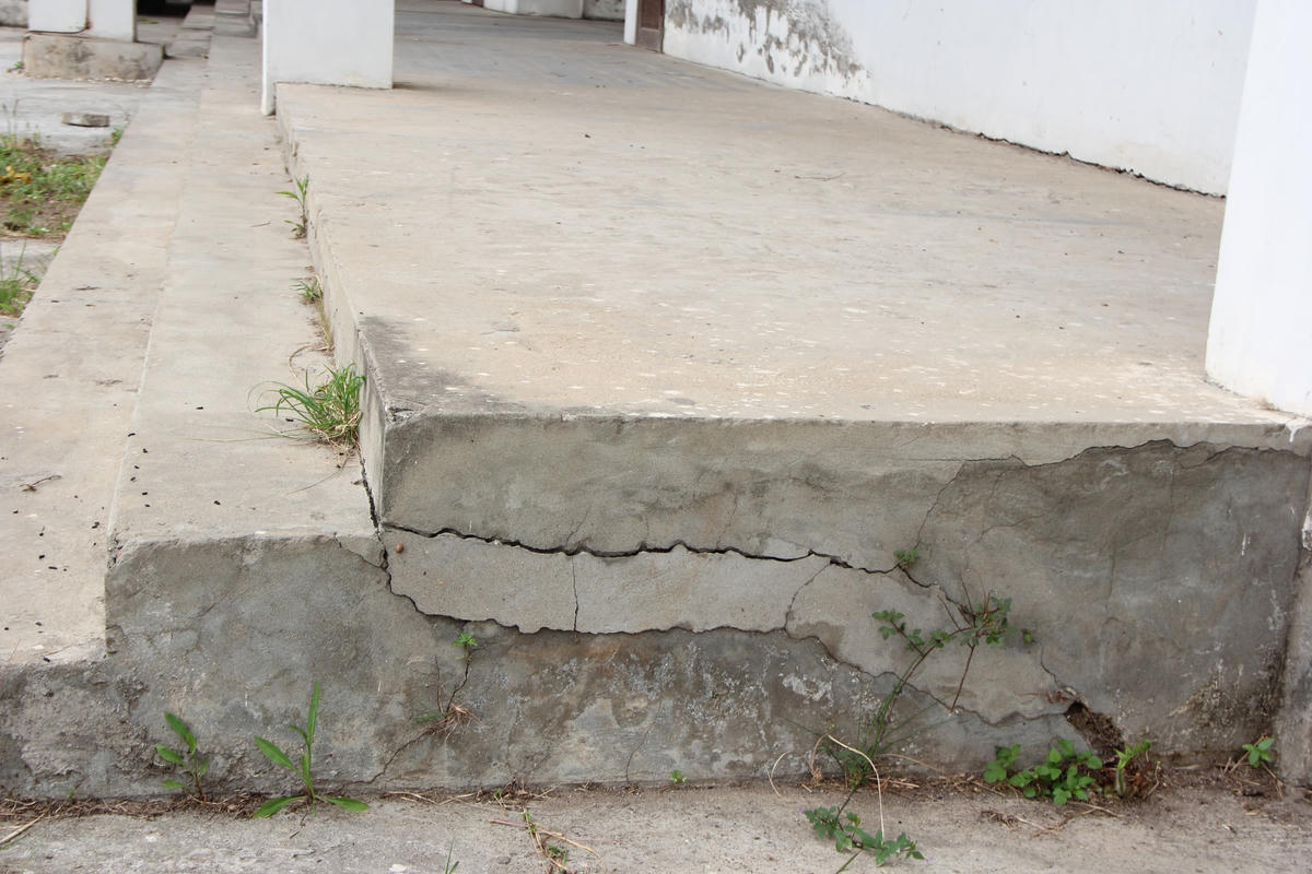 Do ít được tu sửa các hạng mục sân vận động, bậc thềm và phía dưới khán đài sân vận động nứt toác thành những đường dài hàng chục mét.Đại điện Trung tâm văn hóa và thể thao huyện Phúc Thọ cho biết: "Sân vận động năm nào cũng tổ giải bóng đá Cúp Hai Bà Trung và hoạt động thể dục thể thao trên địa bàn. Nhưng vài năm gần đây do dịch bệnh, các hoạt động thể dục thể không được phép nên sân cũng xuống cấp ít nhiều. Trước thực trạng sân vận động bị xuống cấp UBND huyện cũng đang có chủ trương cải tạo, nâng cấp sân và xây dựng các khu chức năng để phục vụ các hoạt động văn hóa và bà con nhân dân được tốt hơn".