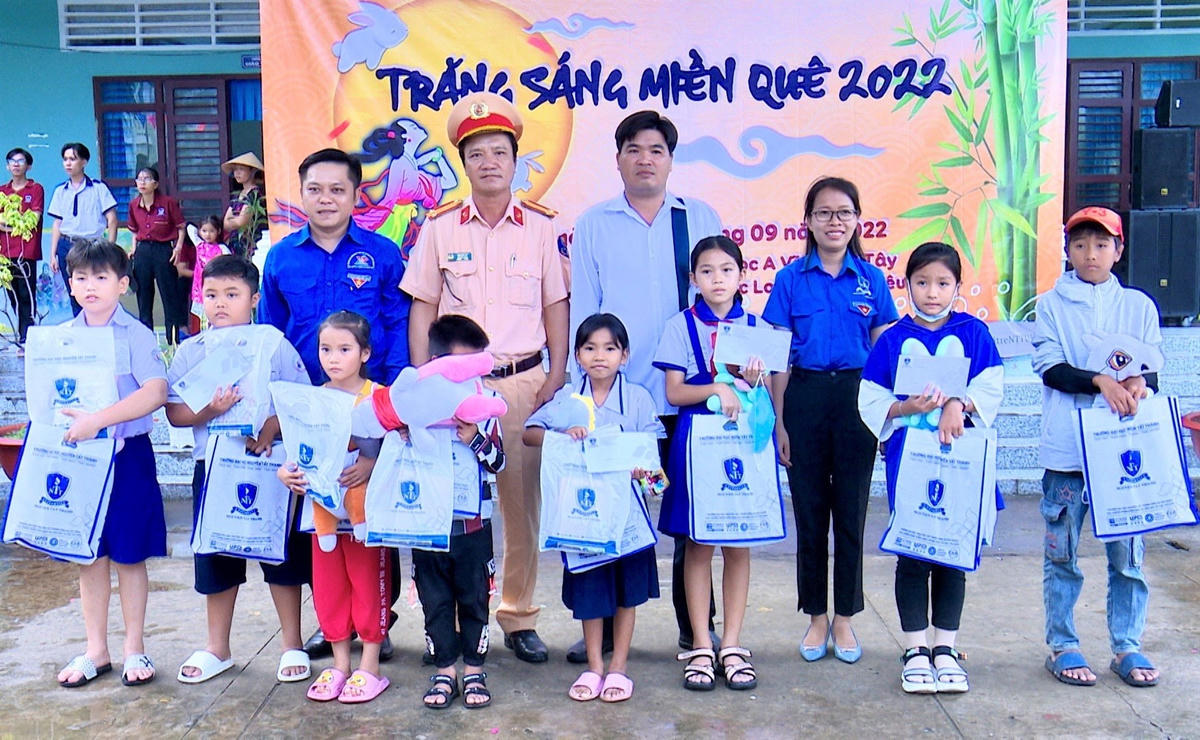 Phòng Cảnh sát đường thủy Công an tỉnh Bạc Liêu phối hợp với Trường Đại học Nguyễn Tất Thành (TP Hồ Chí Minh) tổ chức chương trình “Trăng sáng miền quê” cho các em học sinh trên huyện Phước Long và TX Giá Rai.