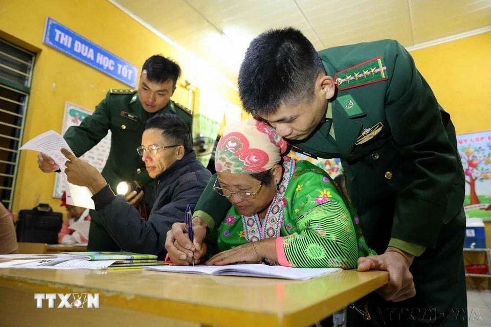 Cùng với thầy cô giáo được phân công đứng lớp, các chiến sỹ đồn Biên phòng ở Mường Nhé ( tỉnh Điện Biên) tham gia hỗ trợ các học viên để việc học xóa mù chữ được hiệu quả hơn. (Ảnh: Trung Kiên/TTXVN)
