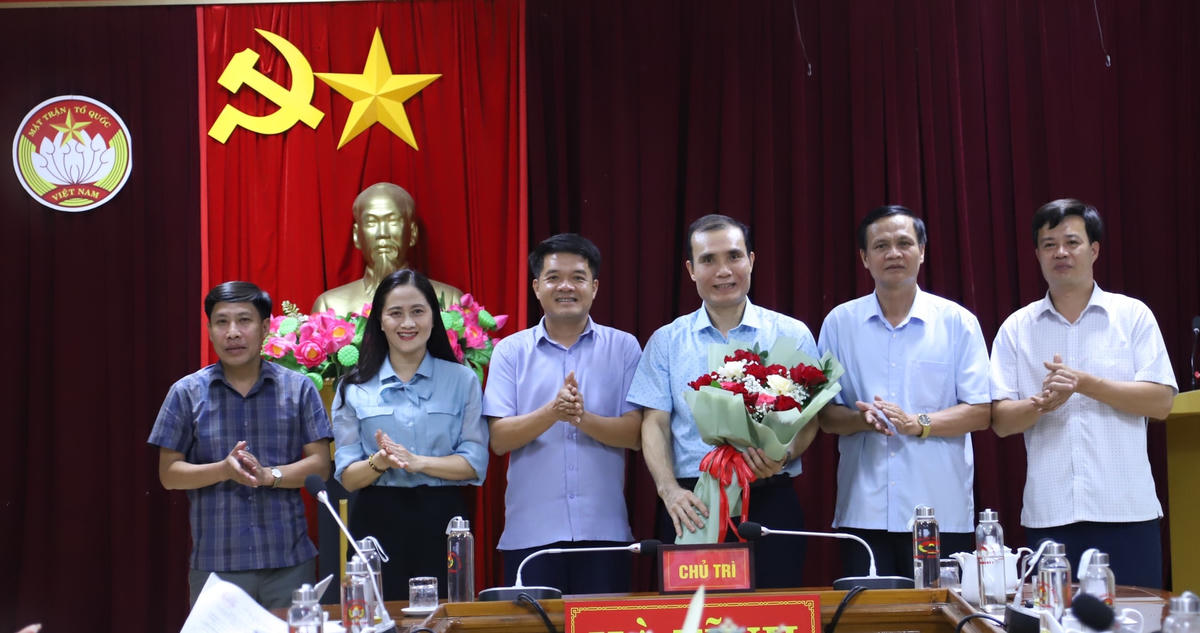Ban Thường trực Ủy ban MTTQ Việt Nam tỉnh Hà Tĩnh chúc mừng Ban Thường trực Ủy ban ĐKCG Việt Nam tỉnh Hà Tĩnh khóa VIII.
