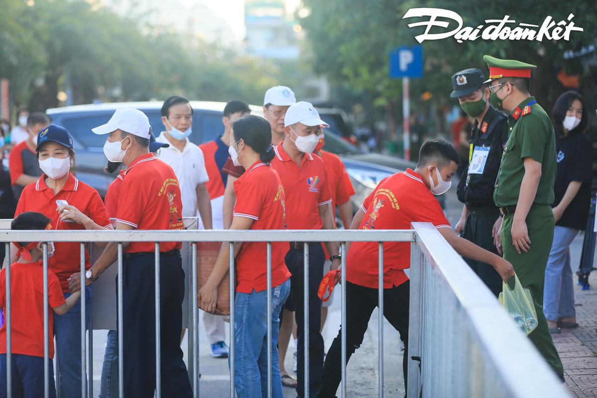 Quảng Ninh: SVĐ Cẩm Phả hóa 'chảo lửa' trước giờ bóng lăn
