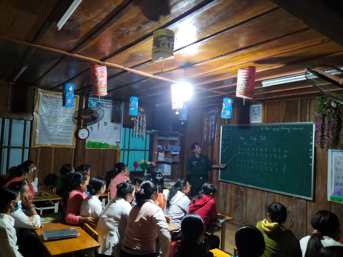 Lớp học đặc biệt nơi rẻo cao miền Tây xứ Nghệ, với hàng chục “học sinh” có tuổi đời từ 40 trở lên.