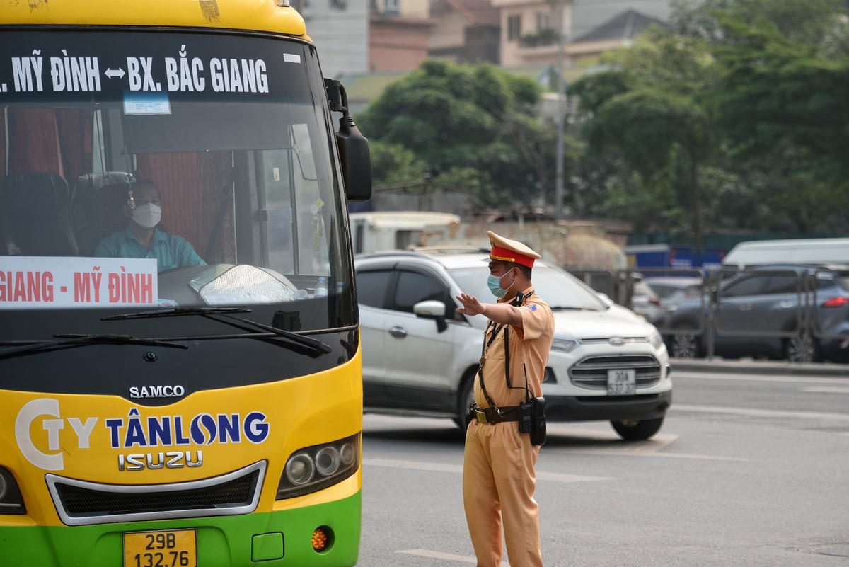 Tài xế Nguyễn Quang Tần chia sẻ: “Hôm nay tôi vi phạm lỗi tốc độ để bắt khách nhưng không vi phạm nồng độ cồn, khuyến cáo các lái xe nên tuân thủ luật giao thông, không sử dụng rượu bia khi lái xe”.