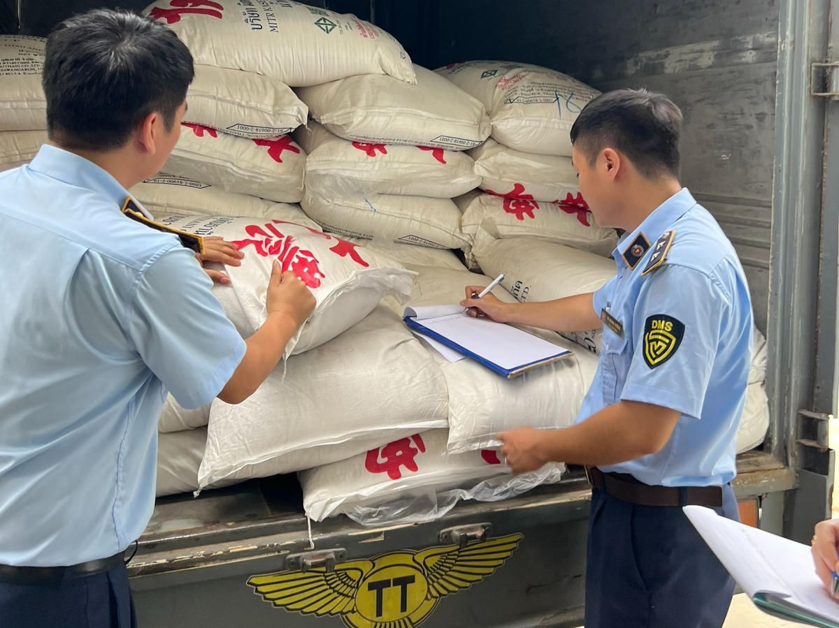 Hơn 7 tấn đường bị lực lượng chức năng thu giữ.