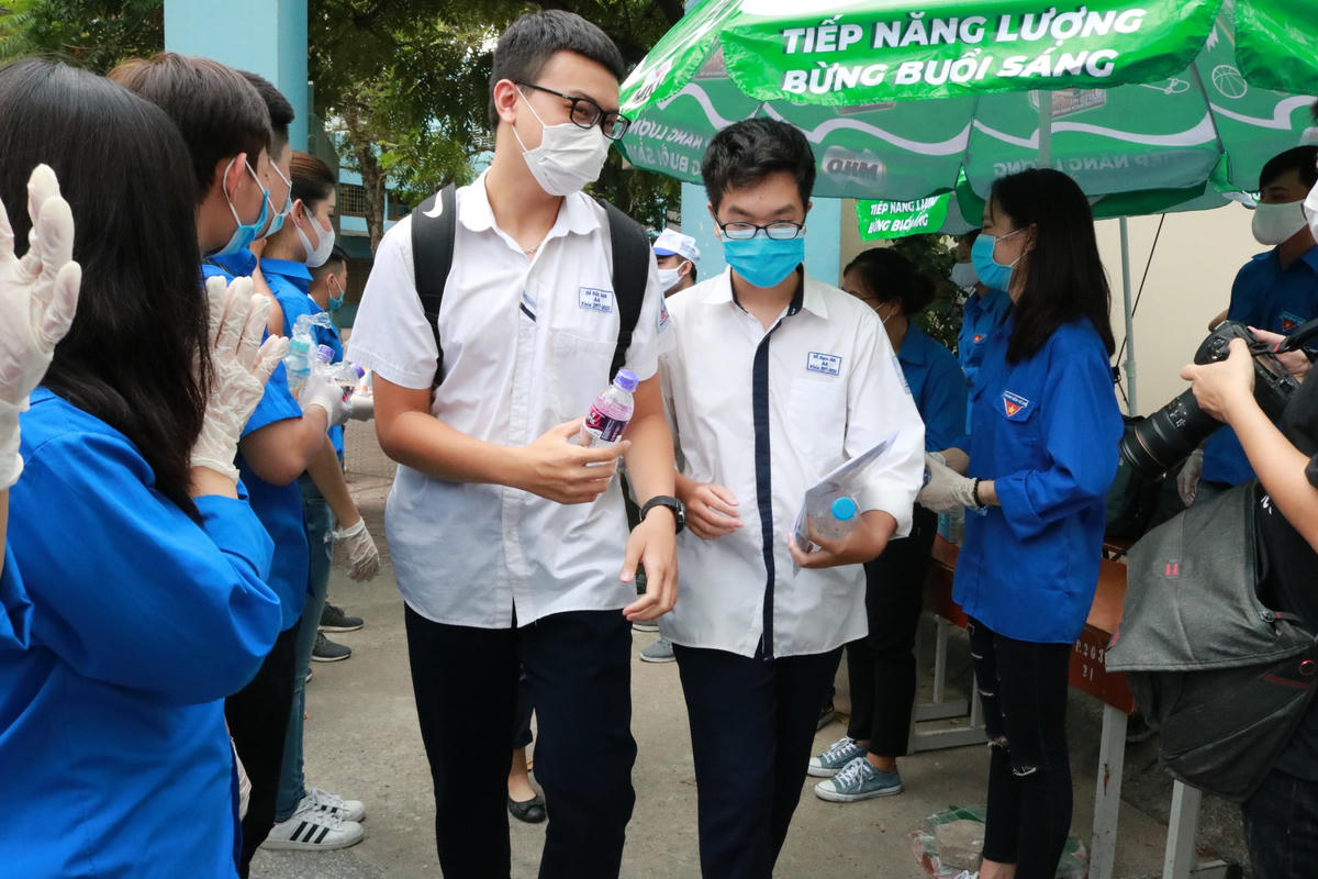 Thí sinh phấn khởi sau khi hoàn thành Kỳ thi tốt nghiêp 2020.