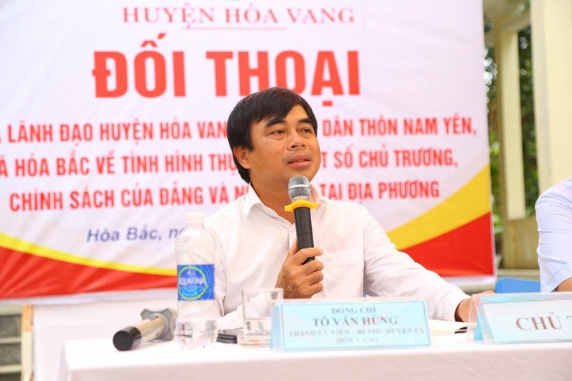 Ông Tô Văn Hùng, Bí thư huyện ủy huyện Hòa Vang (Đà Nẵng) đối thoại với các phụ huynh thôn Nam Yên, xã Hòa Bắc