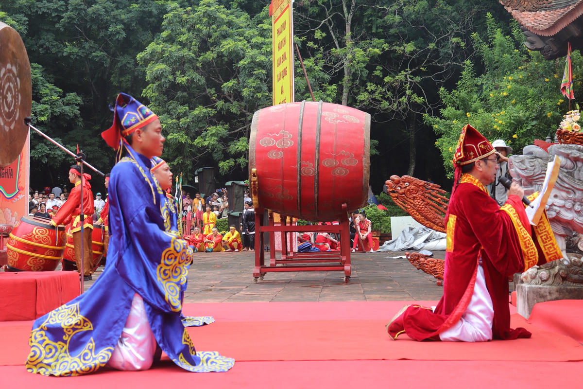 Lễ dâng hương và tấu cáo tiên tổ được thể hiện trang trọng.