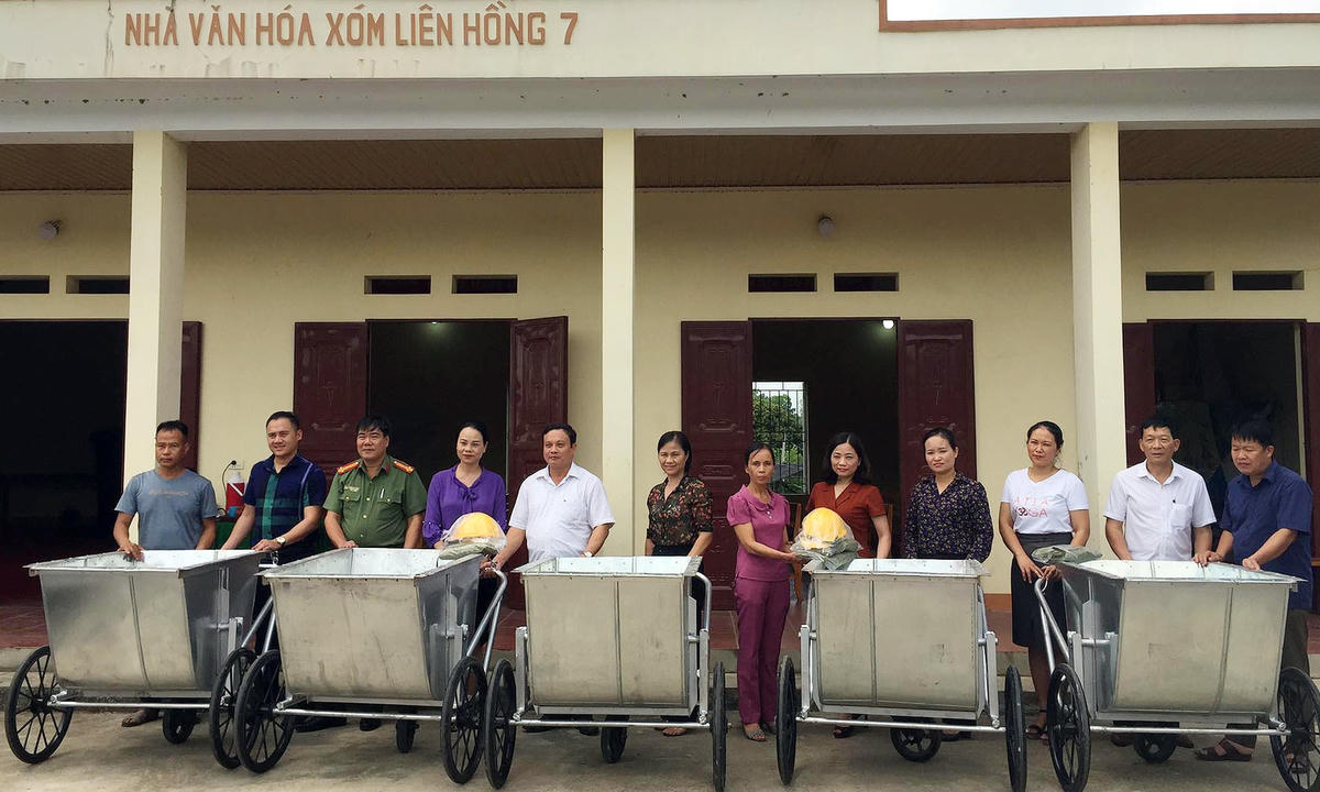 Ủy ban MTTQ tỉnh và Chi cục bảo vệ môi trường tỉnh Thái Nguyên trao xe thu gom rác cho bà con xã Vô Tranh, huyện Phú Lương.  