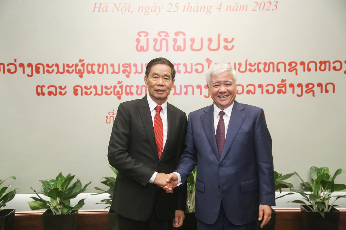 Chủ tịch UBTƯ MTTQ Việt Nam Đỗ Văn Chiến và Chủ tịch Ủy ban Trung ương Mặt trận Lào xây dựng đất nước Sinlavong Khoutphaythoune. Ảnh: Quang Vinh.