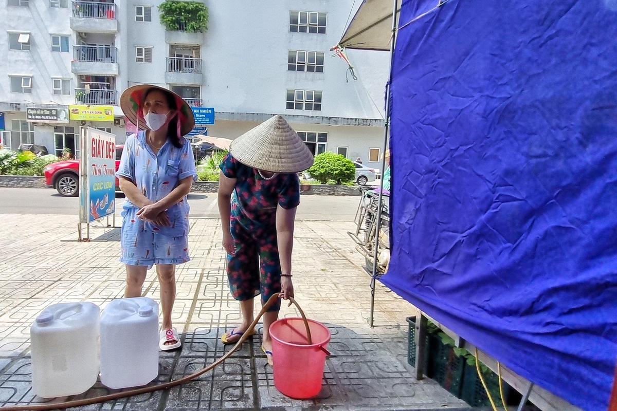"Hiện, trong nhà còn rất ít nước sạch nên vợ chồng tôi sẽ nhường nước cho các con tắm, cả nhà phải tận dụng nước rửa rau, vo gạo khi đi vệ sinh. Nếu tình trạng này kéo dài phải di chuyển về quê để sống", bà Thảo chia sẻ.