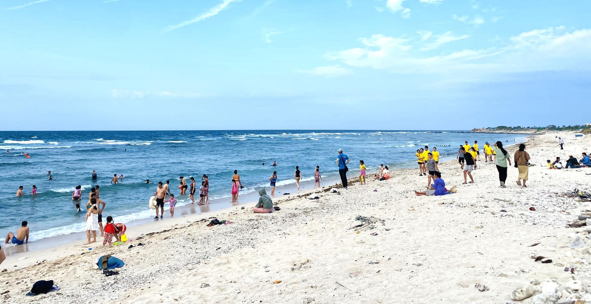 Khách du lịch tắm biển ở đảo Lý Sơn. 