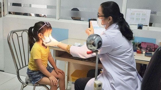 Bệnh nhân bị đau mắt đỏ do Adeno virus cần điều trị theo chỉ định của bác sĩ.  