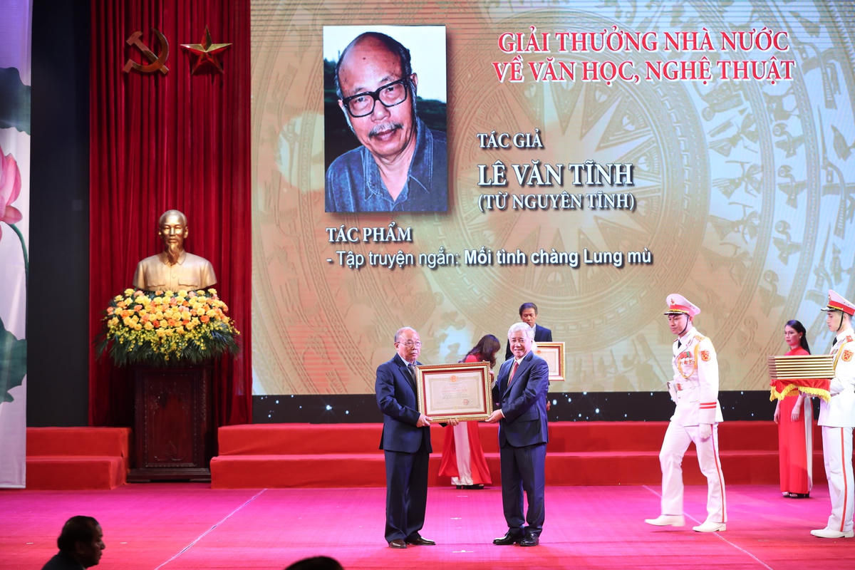 Chủ tịch Uỷ ban Trung ương Mặt trận Tổ quốc Việt Nam Đỗ Văn Chiến trao, truy tặng giải thưởng Nhà nước về văn học, nghệ thuật cho các tác giả, nhóm tác giả. (ảnh: Trần Huấn)