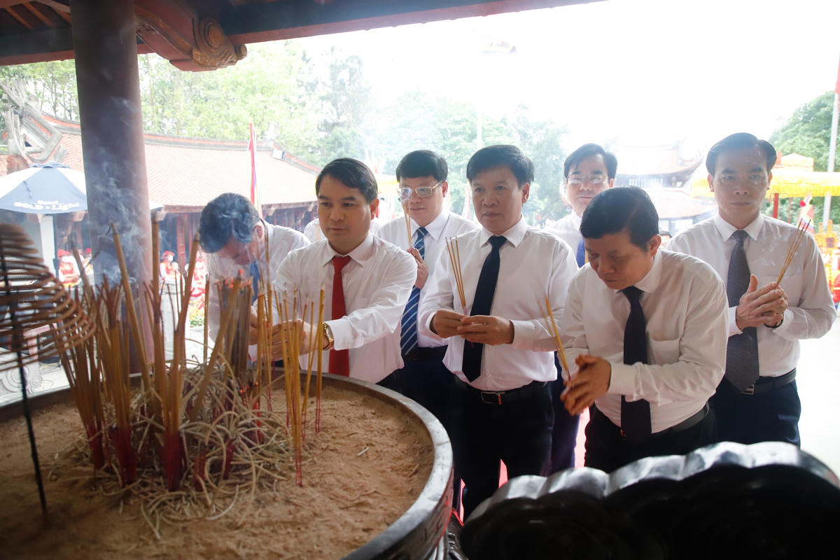 Cầu mong gia đình, xã tắc thịnh vượng, quốc thái, dân an.