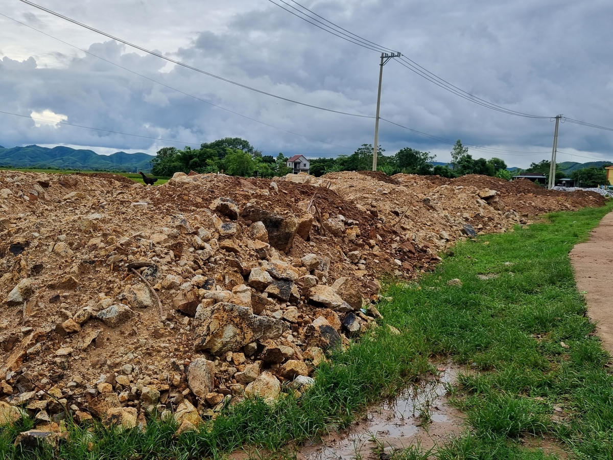 Theo tìm hiểu, công trình đường giao thông nông thôn có chiều dài 1.162m, với tổng mức đầu tư 6 tỷ đồng do UBND xã Cự Nẫm làm chủ đầu tư. Ngày 8/9/2020, UBND xã Cự Nẫm đã có Quyết định phê duyệt kế hoạch lựa chọn nhà thầu gói thầu xây lắp thuộc công trình trên. Theo đó, gói thầu xây lắp có giá trị 4.466.953.000 đồng do Công ty TNHH Trung Du trúng thầu thi công, Công ty TNHH Tư vấn xây dựng Hải Phương làm đơn vị tư vấn giám sát. Thời gian hoàn thành công trình là 300 ngày.