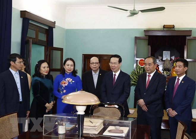 Chủ tịch nước Võ Văn Thưởng thăm nơi ở và làm việc của Chủ tịch Hồ Chí Minh. Ảnh: Thống Nhất/TTXVN.