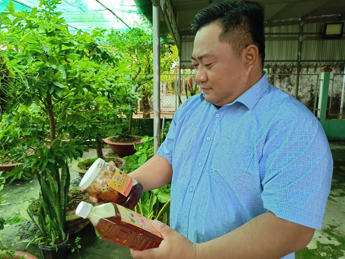 Anh Đỗ Hoài Bảo ứng dụng công nghệ số vào mua bán mật ong.