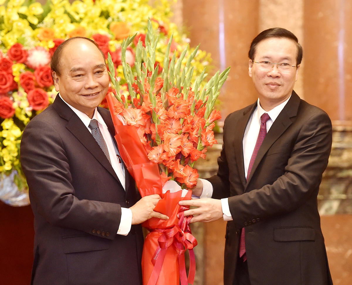 Thường trực Ban Bí thư Võ Văn Thưởng tặng hoa nguyên Chủ tịch nước Nguyễn Xuân Phúc. Ảnh VGP.