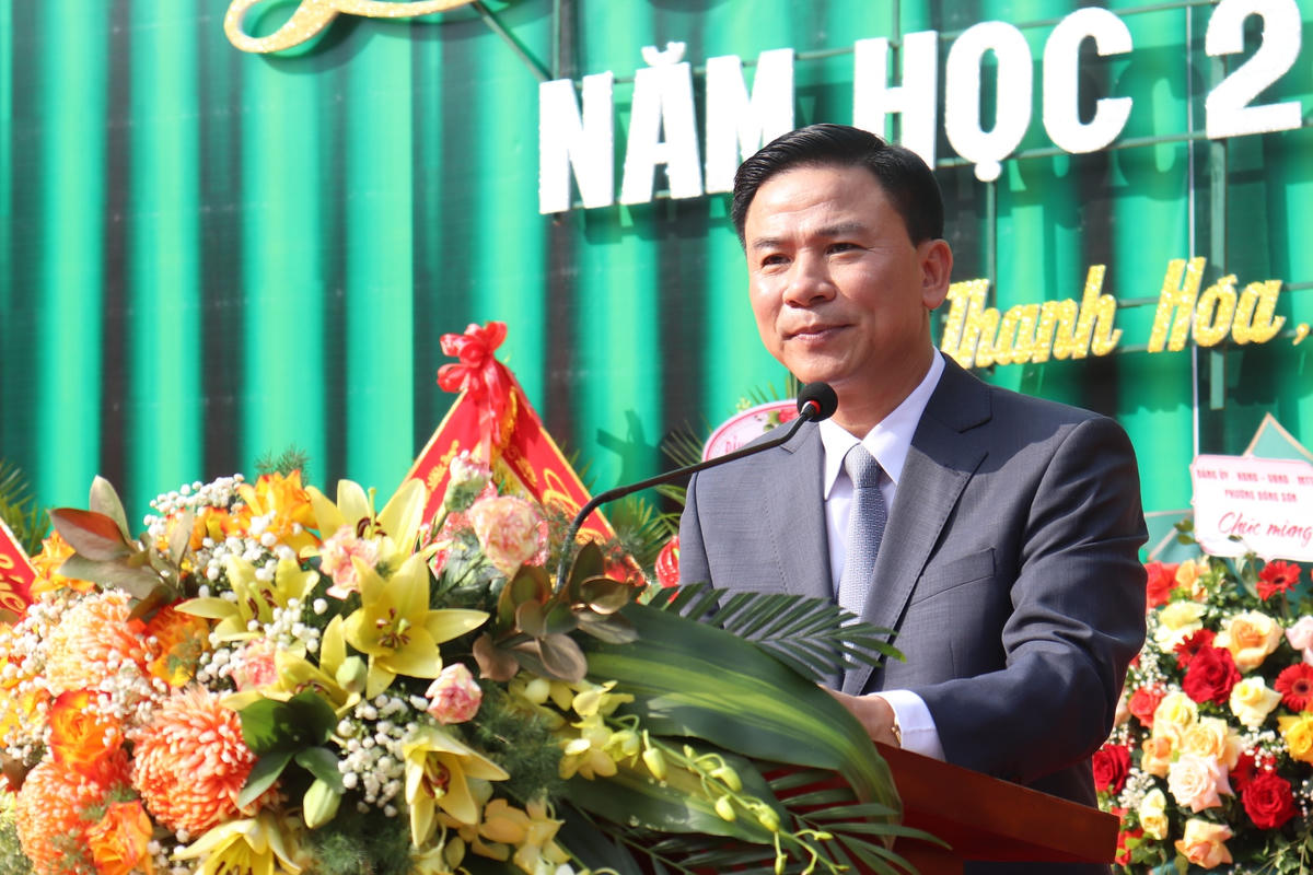 Ông Đỗ Trọng Hưng, Bí thư Tỉnh ủy Thanh Hóa đánh giá cao những thành tích mà nhà trường đạt được trong năm học vừa qua.