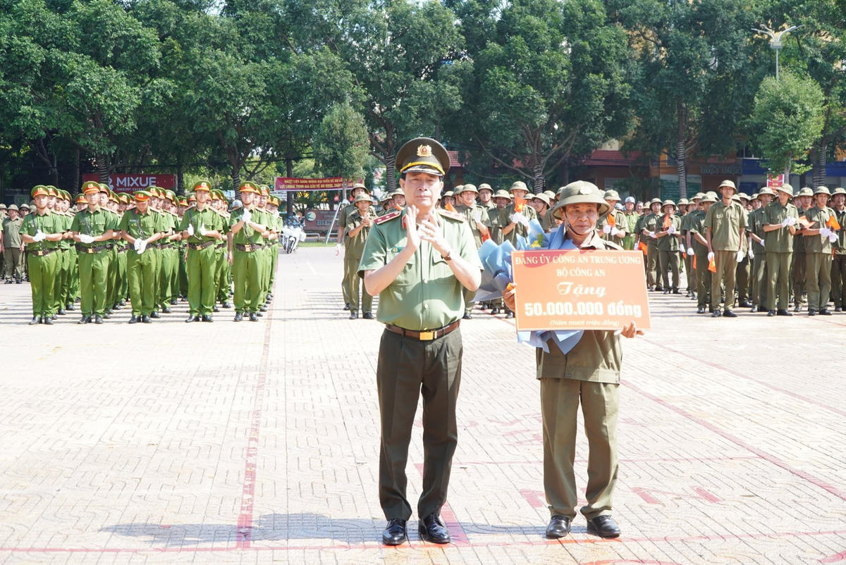 Trung tướng Lê Quốc Hùng - Ủy viên BCH Trung ương Đảng, Thứ trưởng Bộ Công an tặng quà cho lực lượng tham gia bảo vệ ANTT ở cơ sở.