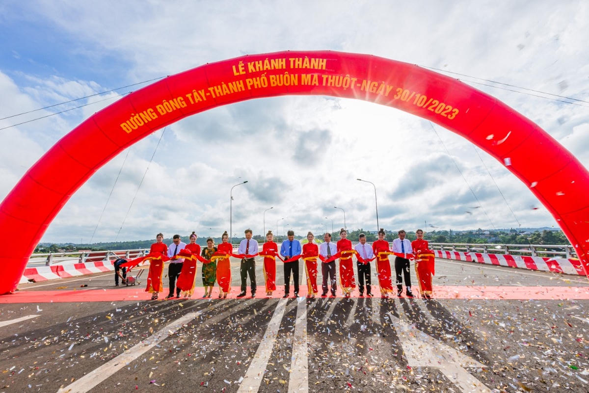 Lãnh đạo tỉnh Đắk Lắk và thành phố Buôn Ma Thuột cắt băng khánh thành.