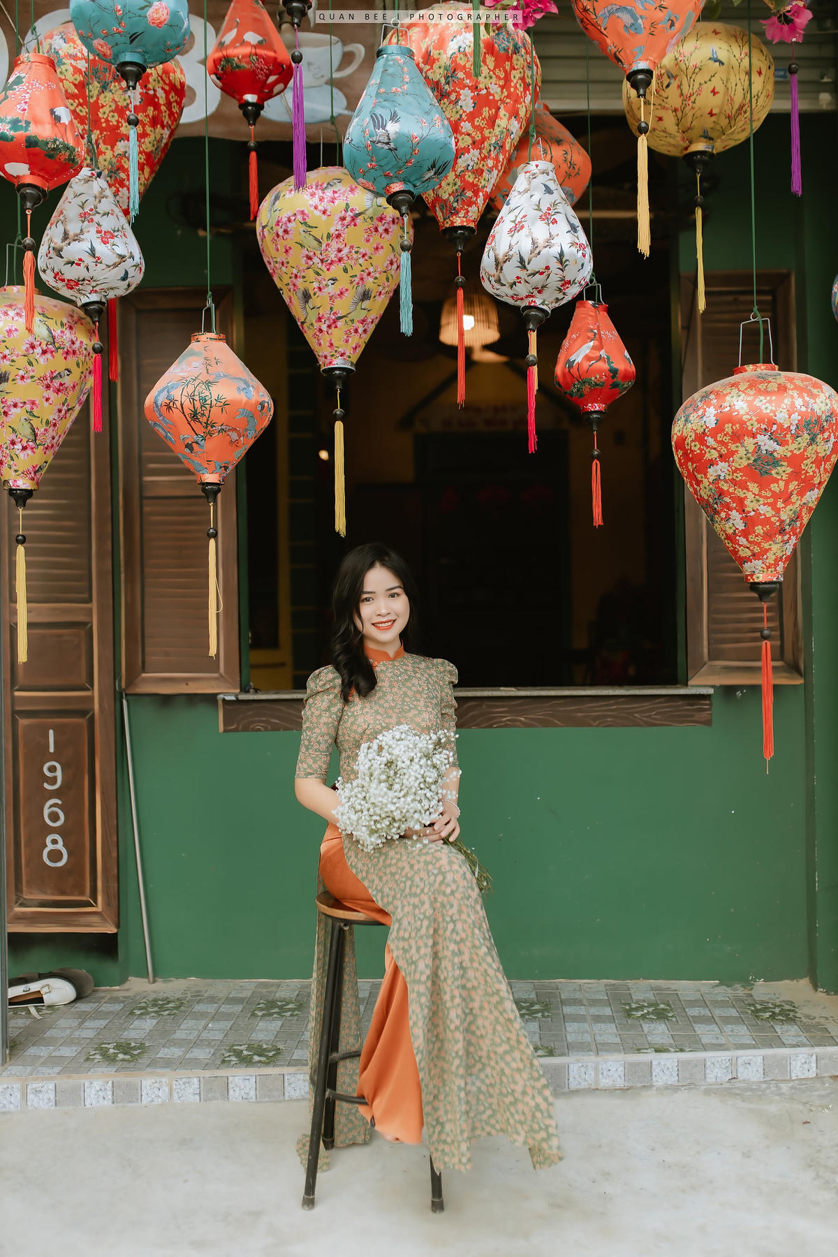 Đối với phụ nữ Việt Nam, áo dài là trang phục truyền thống, tôn lên nét nữ tính, sự dịu dàng của người phụ nữ. Vì vậy, áo dài thường được mặc vào những ngày đặc biệt, dịp trọng đại như ngày lễ, tết, cưới hỏi, cuộc hội họp.