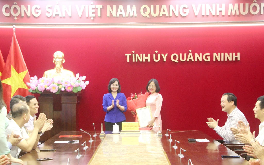 i_thu_thuong_truc_tinh_uy_trao_quyet_dinh_cua_ban_thuong_vu_tinh_uy_cho_dong_chi_le_thi_thu_thuy_pho_truong_ban_noi_08414516.jpg
