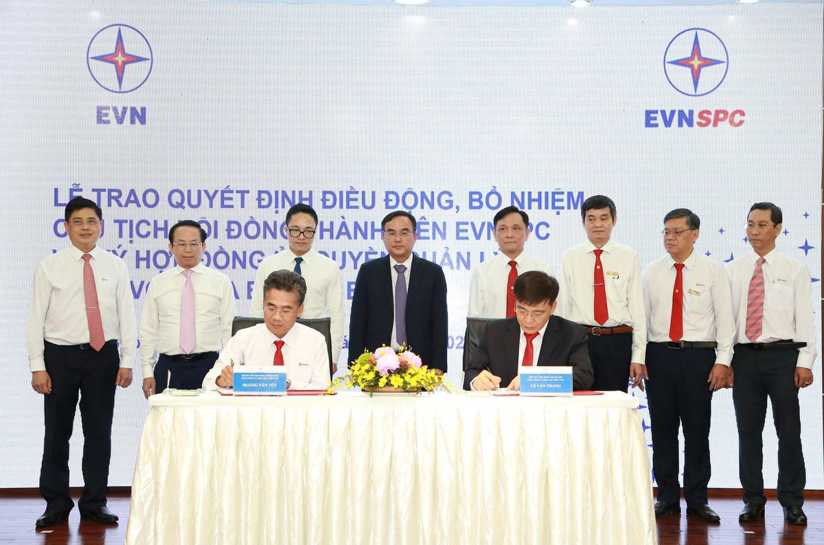 ông Hoàng Văn Tùy - Nguyên Quyền Chủ tịch HĐTV EVNSPC và ông Lê Văn Trang - Chủ tịch HĐTV EVNSPC ký biên bản bàn giao nhiệm vụ Chủ tịch HĐTV EVNSPC.