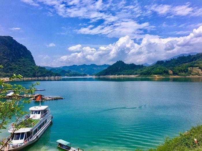 Với vẻ đẹp kỳ thú, Thung Nai được nhiều du khách trong và ngoài nước yêu mến gọi là “Vịnh Hạ Long trên núi". Nhờ hệ thống núi đá vôi rất đặc trưng của Hòa Bình, khi ngập nước, Thung Nai chẳng khác nào một Hạ Long thu nhỏ.