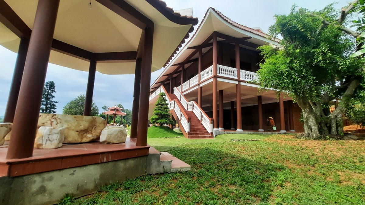 Ngoài nhà thờ còn chòi dừng chân trong khuôn viên nhà thờ tộc mà ông Phong.cho xây dựng.
