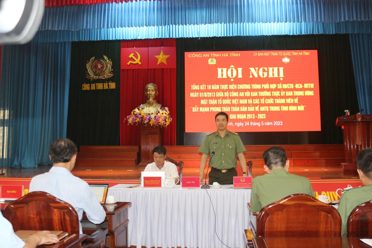 Thượng tá Nguyễn Hồng Phong, Giám đốc Công an tỉnh; Chủ tịch Ủy ban MTTQ Việt Nam tỉnh Hà Tĩnh Trần Nhật Tân chủ trì hội nghị.