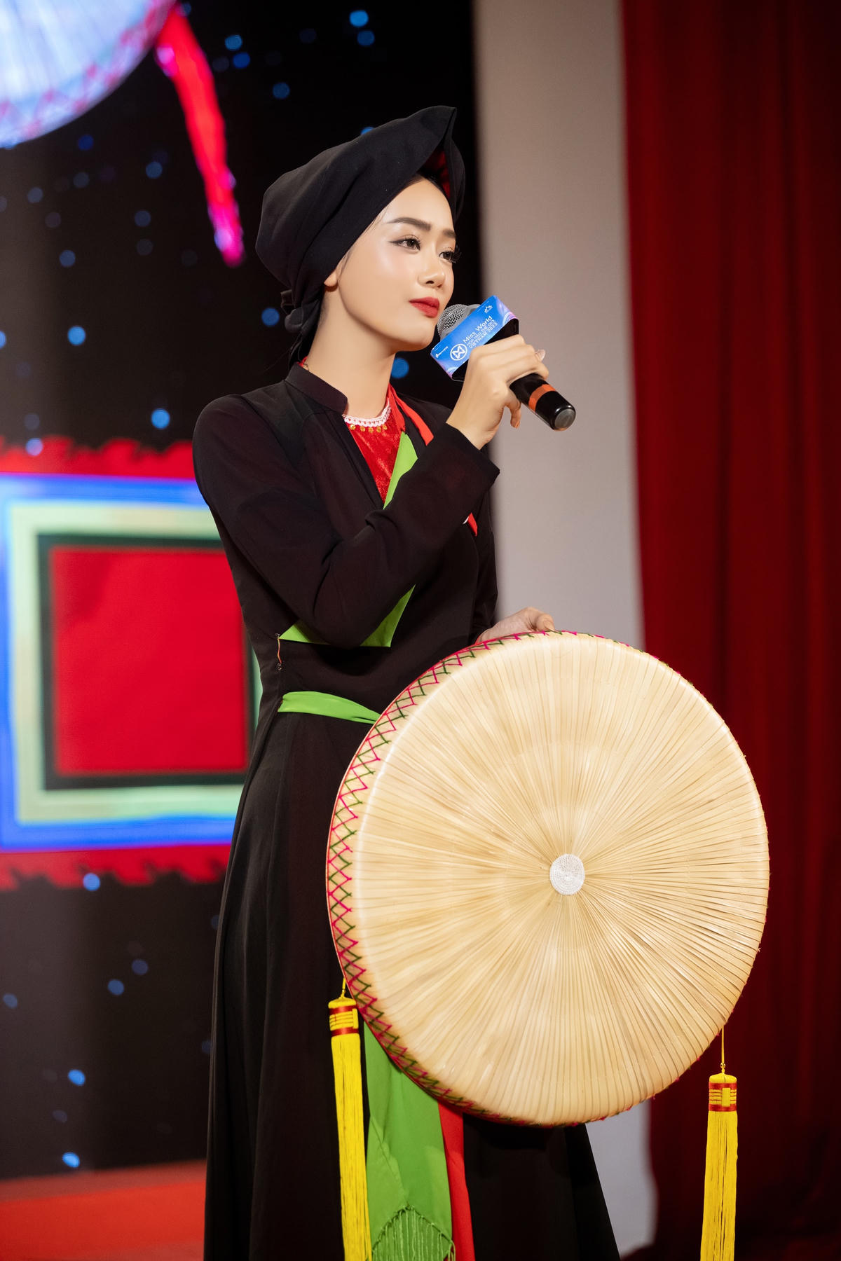 Thí sinh Bùi Khánh Linh (SBD:211) lựa chọn loại hình nghệ thuật truyền thống của xứ Kinh Bắc là dân ca Quan họ. 