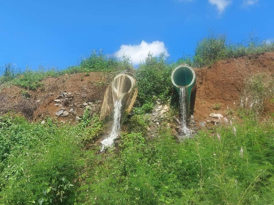 2 cống xả được nối từ từ hồ sinh học của trại lợn tới khu vực đồng ruộng phía dưới của người dân xã Phúc Thịnh.