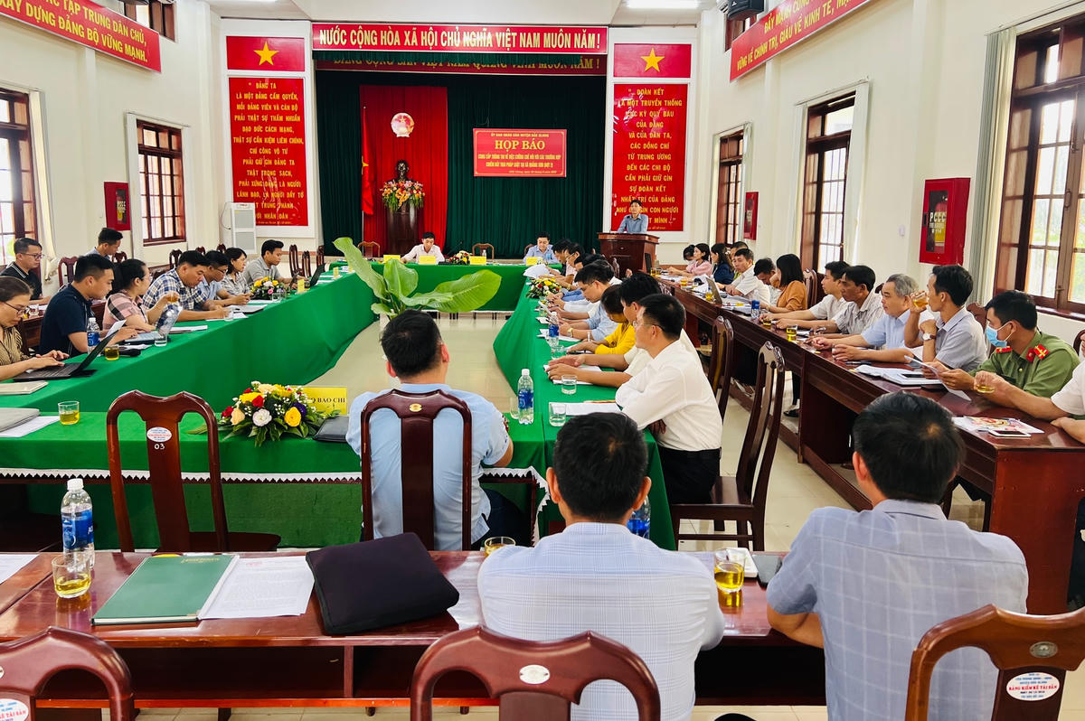 Tòa cảnh buổi họp báo.