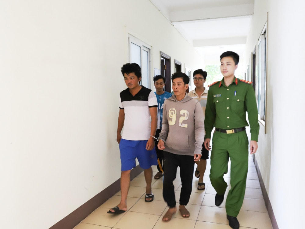 Các đối tượng bị bắt giữ đưa về Công an thị xã Kỳ Anh để xử lý.